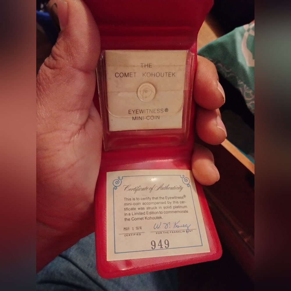 Eyewitness The Comet Platinum Kohoutek Mini-Coin in Red Display Case